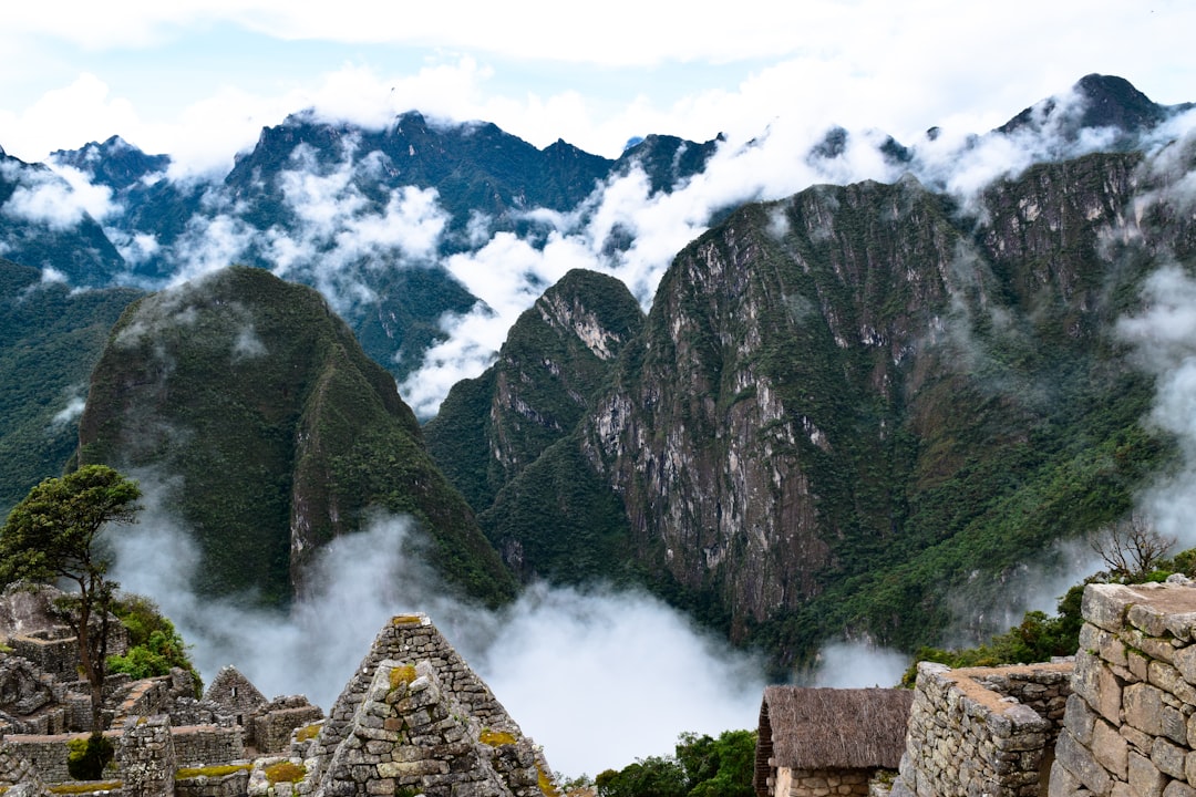 Ruinas de Machu Picchu entre las montañas andinas, imagen representativa de los mejores tours a Machu Picchu y experiencias de viaje en Perú.